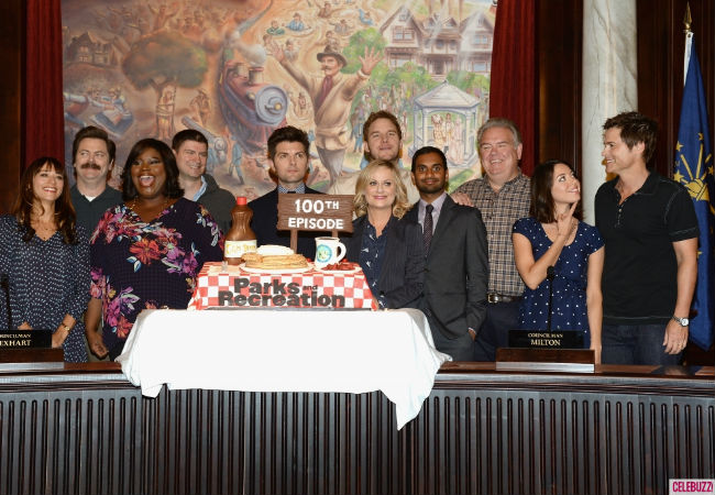 The cast gather for the official 100 episode photo (image via celebuzz.com)