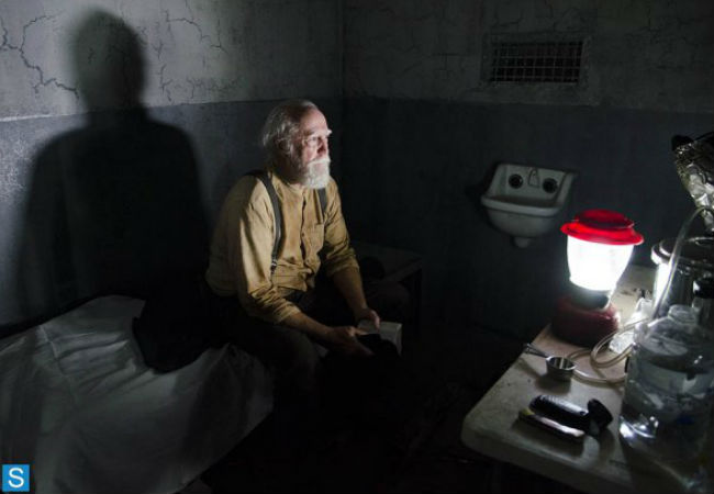 Hershel lost in contemplation (image via spoiler.co.uk)