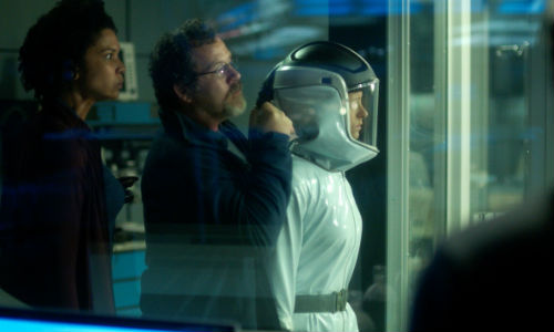 And so it all goes pear-shaped in spectacular fashion with exposed scientists not reacting to well to being cooped up in the isolation ward (image via syfy.com/helix (c) syfy)