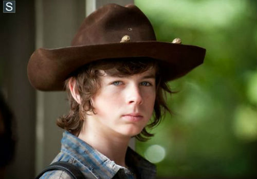 Carl and Michonne bond on their grocery shopping trip through the houses of the hamlet (image via spoiler.tv (c) AMC)