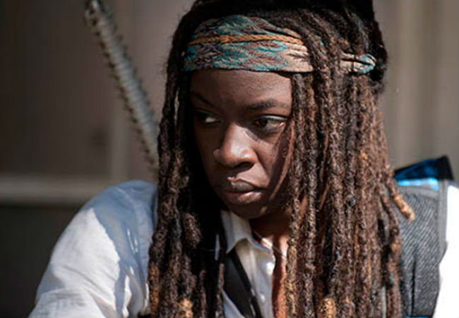 Michonne picks herself out a new shirt and yes, a sunnier disposition (image via walkingdeadbr.com (c) AMC)