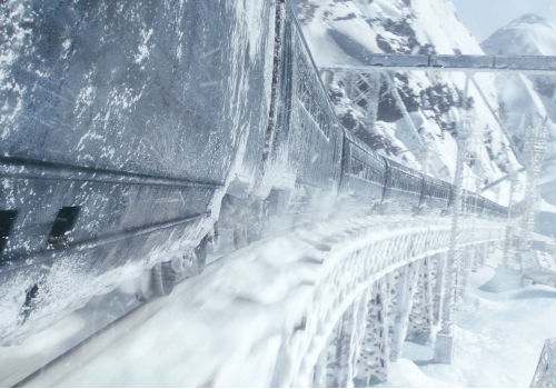 The world is a cold and inhospitable place, underlining just how everyone onboard the train needs it, even if not all are granted the same level of care and concern (Image via Famous Monsters)