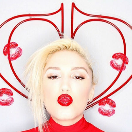 Gwen Stefani (image via official Gwen Stefani Instagram account)