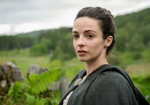 Jenny is every bit as feisty and opinionated as her brother but as her husband Ian observes correctly, their hearts as every bit as big as their obstinacy (image via Spoiler TV (c) Starz)