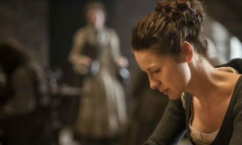 Claire is lost in despair as the clock ticks down to the hour of her beloved Jamie's execution with no viable plan to rescue him presenting itself (image via Spoiler TV (c) Starz)