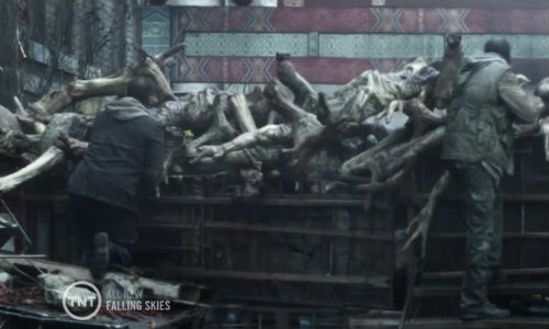"And we'll put that Skitter there, and that one there, and ooh that one will look juuuuust perfect ... THERE." Short of flowers to arrange,, the sentries of 2nd Mass. took to alien ikebana to pass the time (image via Recap Guide (c) TNT)