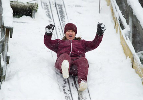 The movie opens, rather amusingly with Disa climbing to the top of a small ski ramp to scream her lungs out in frustration, only to lose her footing, and slide unceremoniously onto the ground below; life 645, Disa 0 (image via dn.se)